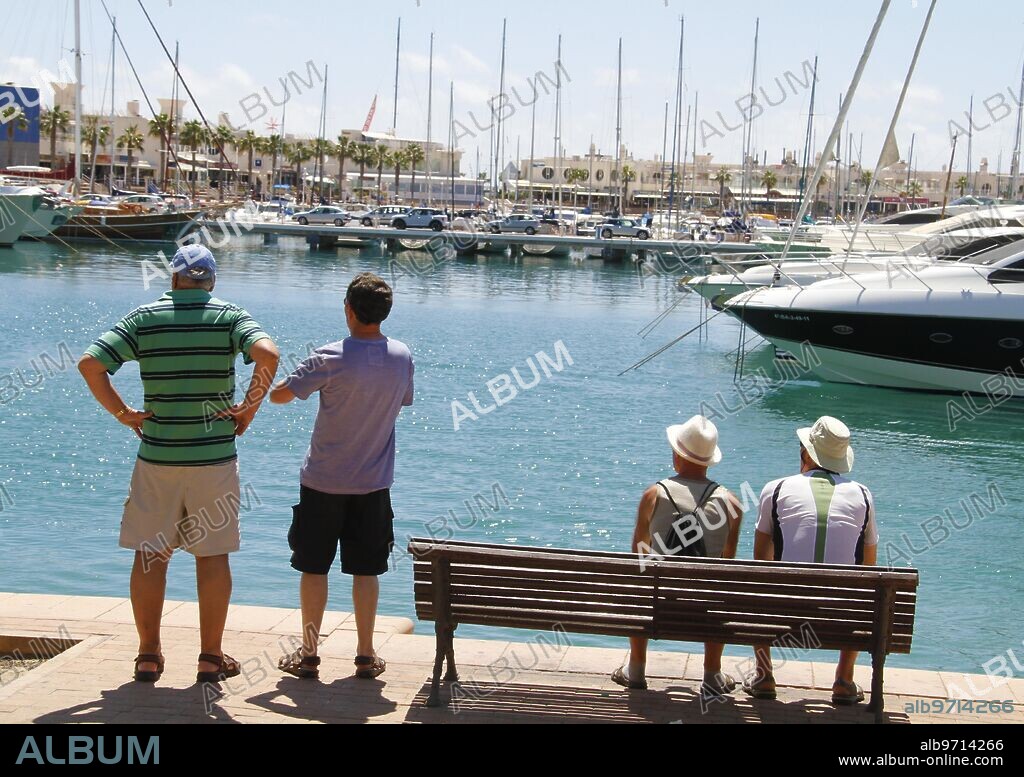 Alicante 05/05/2014 Turistas en Alicante Foto Sergio Soler archdc.