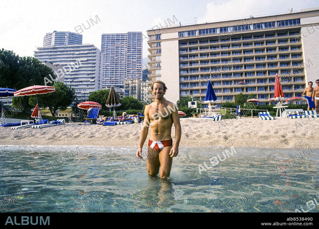 ARKIV MONTE CARLO 1980. Den svenske alpina utförsåkaren Ingemar Stenmark står i vattenbrynet i badbyxor vid stranden på Rivieran i sin nya hemstad Monte Carlo i furstendömet Monaco under hösten/vintern 1980.. Foto: Kenneth Jonasson / EXP / TT Kod: 24. **AFTONBLADET OUT**.