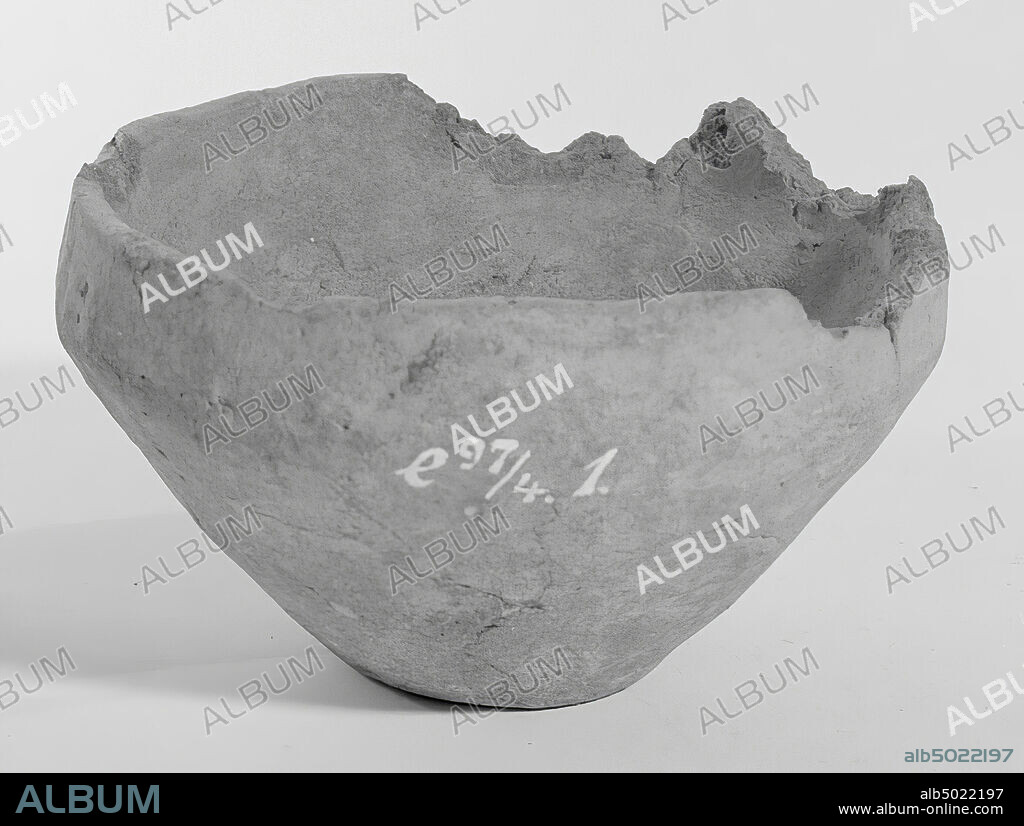 Jar of earthenware, cone-shaped with raised edge, the edge damaged. Surface cracks on the inside, surface damage on the bottom edge, pot, earthenware, h: 6 cm, diam: 11 cm, prehistory -1200.
