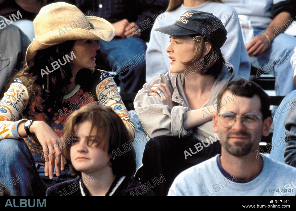 JOAN CUSACK y JULIA ROBERTS en NOVIA A LA FUGA, 1999 (RUNAWAY BRIDE), dirigida por GARRY MARSHALL. Copyright TOUCHSTONE PICTURES/PARAMOUNT PICTURES / BATZDORFF, RON.