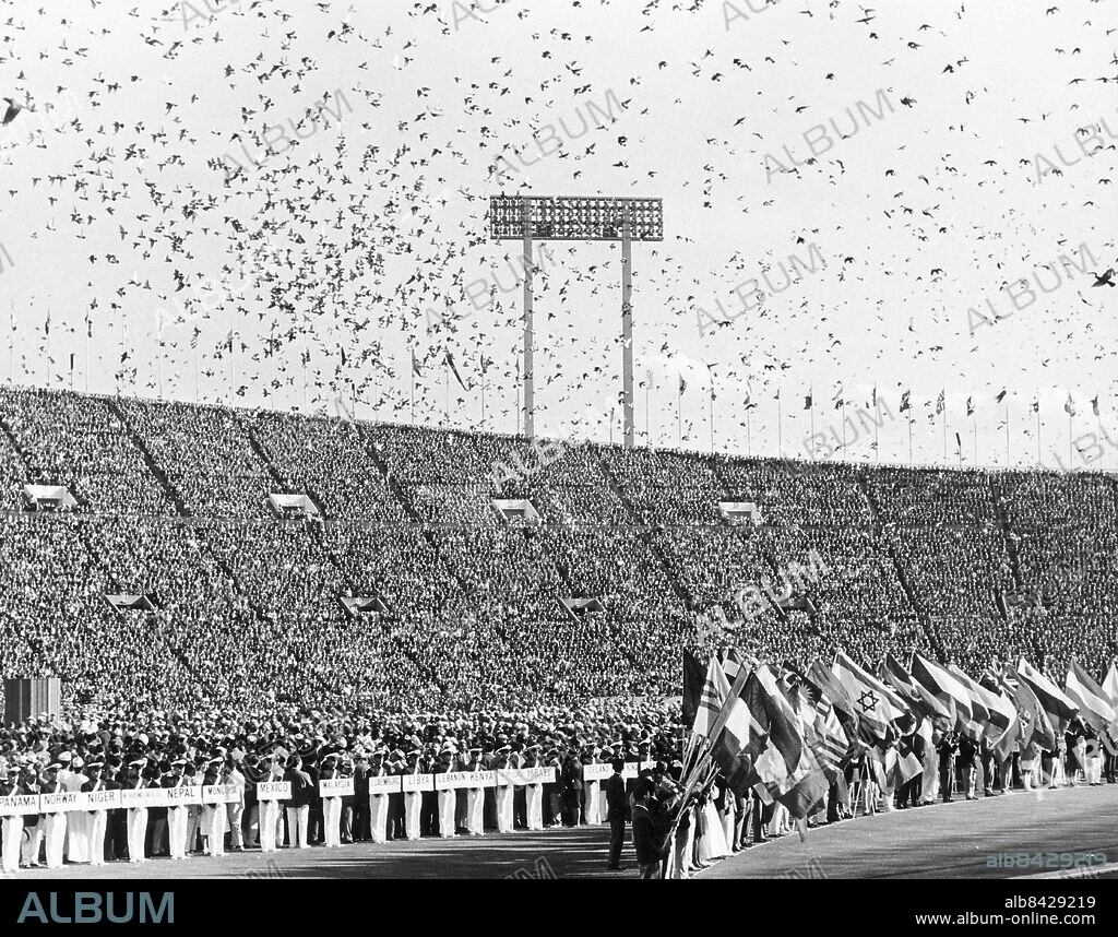 JAPAN TOKYO 1964-10-10.. 10000 duvor släpps ut under öppningsceremonien vid de olympiska sommarspelen 1964.. Foto: Overseas Photo Service / AB Text & Bilder / SVT / Kod: 5600. Engelsk originalbildtext.. Mapp: OS i Tokyo 1964 Invigningen (även av de förolymp. tävl. -63 okt.) Olympiska elden.