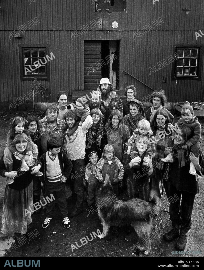 TOLLARP 1981.. Alla de boende samlade framför kvarnen. Moder Jord-kollektivet utanför Tollarp i Skåne startade 1973. Foto: Ingvar Andersson Kod: 3 . COPYRIGHT SCANPIX SWEDEN.