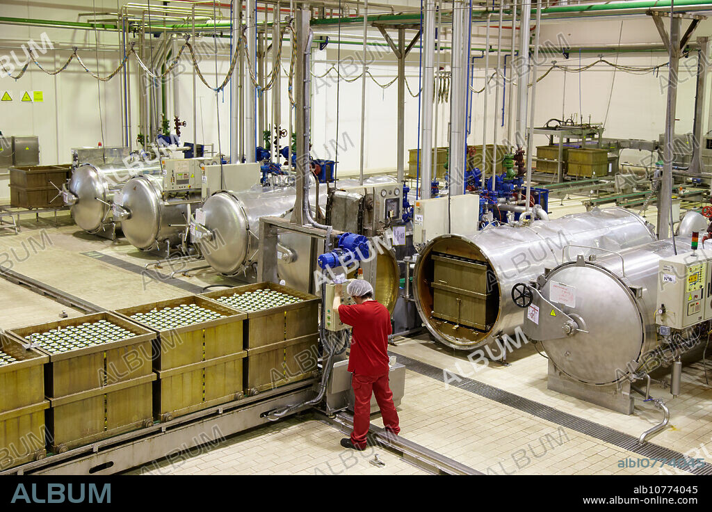 Autoclave sterilization in hermetically sealed containers by the method Appert, Appertization, Production line of canned vegetables and beans, Canning Industry, Agri-food, Gutarra, Grupo Riberebro, Villafranca, Navarra, Spain.