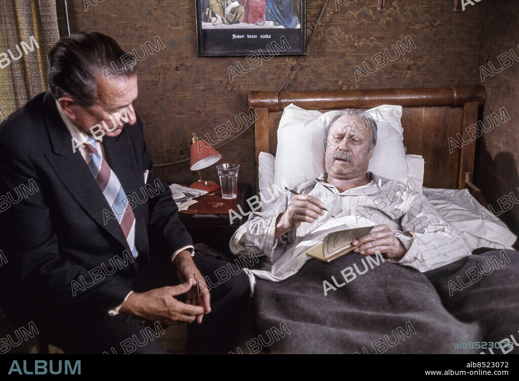 DIN STUND PÅ JORDEN TV-serie efter Vilhelm Mobergs roman i regi av Per Sjöstrand Sänt första gången 1973-02-14 Georg Funkquist i rollen som Albert Carlsson vid Faderns sjukbädd (Oscar Ljung). Foto: Kenneth Thorén / SVT / Kod:5600 Bildservice C 842 / färgdia TV 2 teatern persons: GEORG FUNKQUIST;OSCAR LJUNG sites: SVERIGE PhotoDate:1972-??-??. Bilden får endast användas i programpresenterande sammanhang. Fotografens namn, Sveriges Television samt programmets titel skall alltid anges.