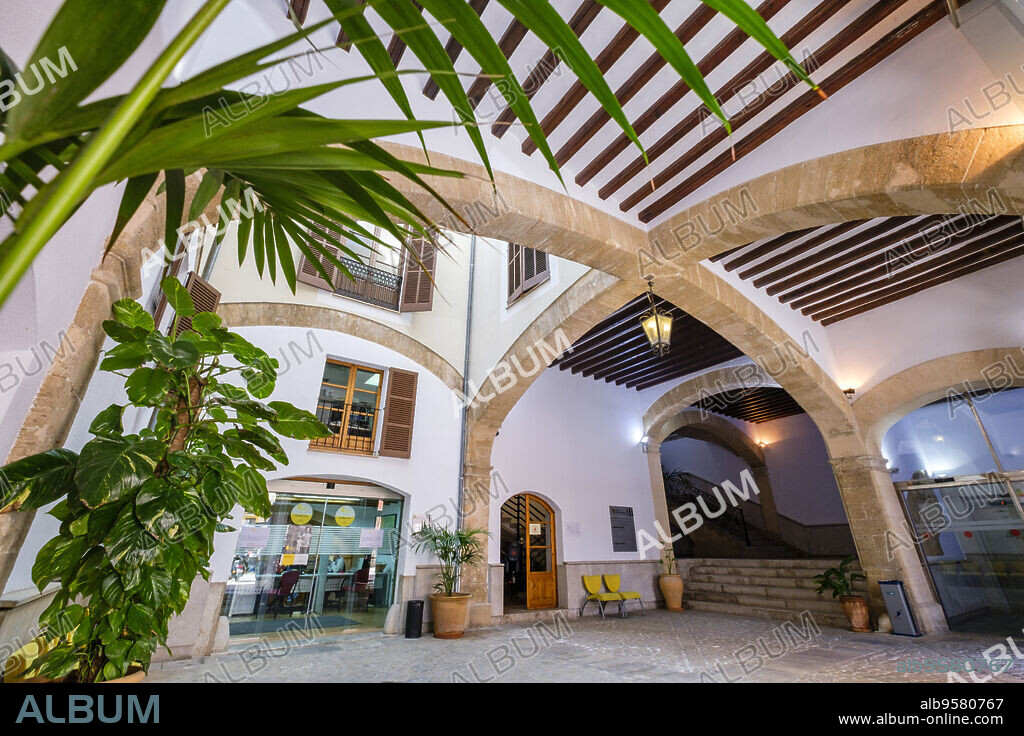 Crossed lowered arches, Can Chacon, Ses Minyones, 17th century, Palma, Mallorca, Balearic Islands, Spain.