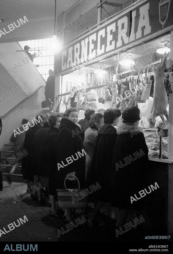 CARNICERIA EN EL MERCADO DE SAN MIGUEL - FOTOGRAFIA EN BLANCO Y NEGRO - AÑOS 60.