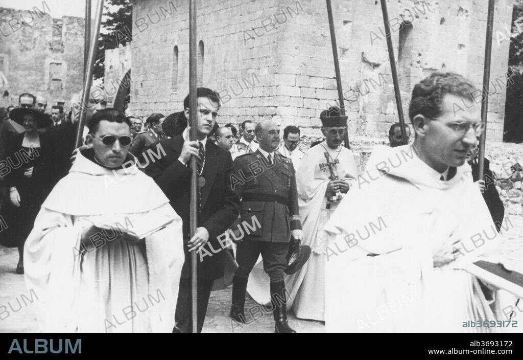 Visita bajo palio de Francisco Franco Bahamonde (1892-1975) al monasterio de Santes Creus en 1952.