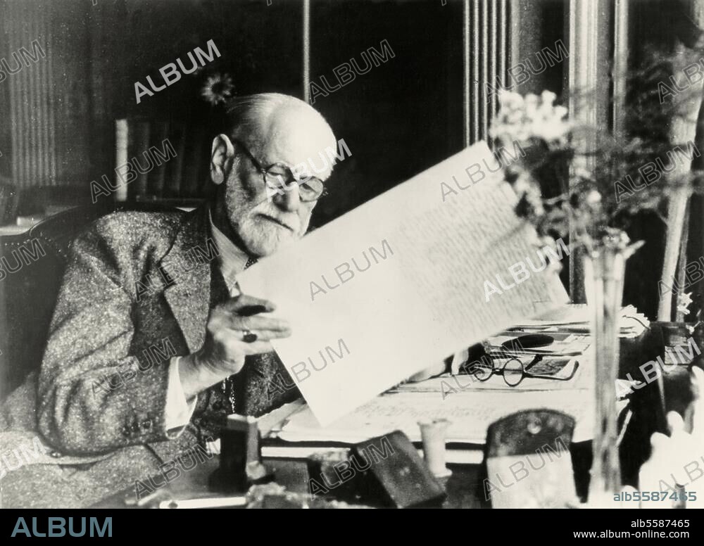 Freud, Sigmund Neurologist, founder of psychoanalysis, Freiberg (Moravia) 6.5.1856 - London. 23.9.1939. Freud at his desk, Hampstead, Maresfield Gardens. Photo, c. 1938/39.