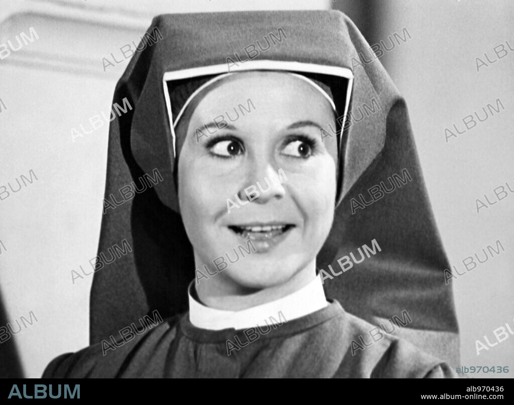 LINA MORGAN en UNA MONJA Y UN DON JUAN, 1973, dirigida por MARIANO OZORES.