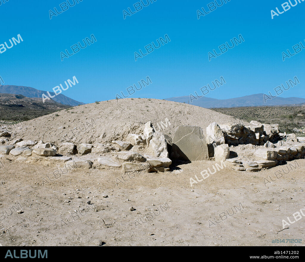 ARTE PREHISTORICO-EDAD METALES. ESPAÑA. CULTURA DE LOS MILLARES (I Edad del Bronce). Se desarrolló en Almería, englobado dentro del fenómeno megalítico que floreció en el milenio-III. Posee una NECROPOLIS de más de cien tumbas. TUMULO compuesto por cámara redonda cubierta por falsa cúpula y galería de acceso. SANTA FE DE MONDUJAR. Provincia de Almería. Andalucía.