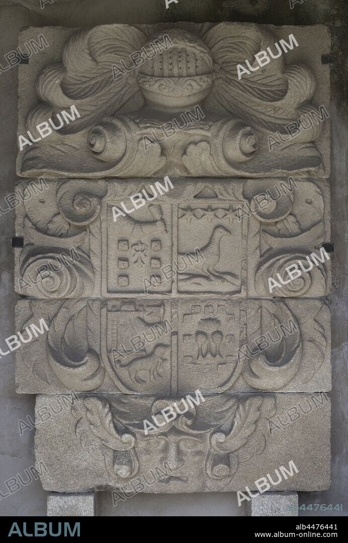 Escudo nobiliario de las familias Somoza, Patiño, Vilardefrancos y Romero. Siglo XVIII. Museo Arqueológico e Histórico (Castillo de San Antón). La Coruña. Galicia. España.