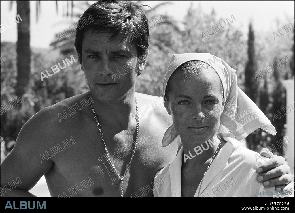 ALAIN DELON y ROMY SCHNEIDER en LA PISCINA, 1969 (LA PISCINE), dirigida por JACQUES DERAY. Copyright S.N.C/TRITONE.
