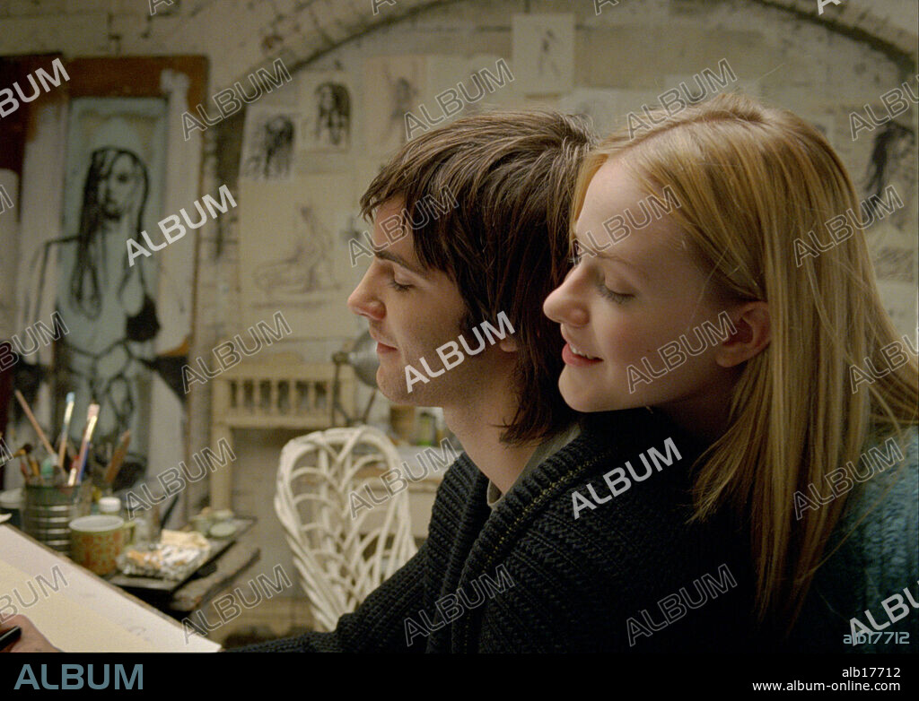 EVAN RACHEL WOOD and JIM STURGESS in ACROSS THE UNIVERSE, 2007, directed by JULIE TAYMOR. Copyright COLUMBIA PICTURES / GENSER, ABBOT.