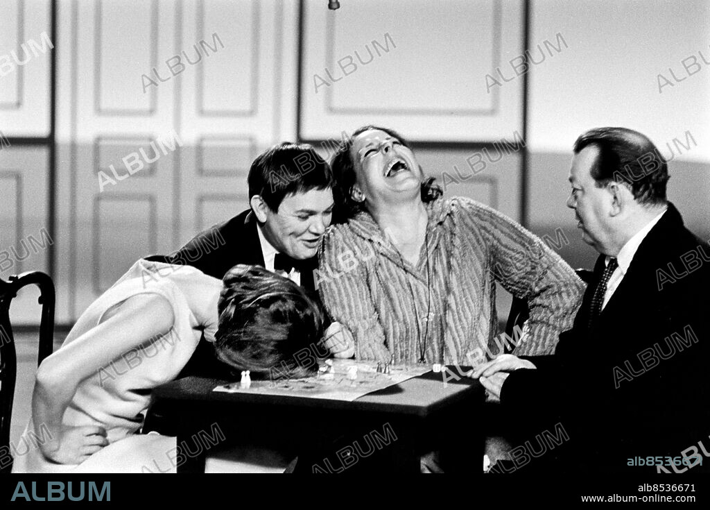 STOCKHOLM 1967-01-16.. ESTRAD. Underhållningsprogram i TV.. Sänt första gången 1967-02-11.. Här ses från vänster skådespelarna Gunwer Bergkvist, Lars Ekborg, Margaretha Krook och Åke Grönberg, spela Fia med knuff i en sketch.. Foto: Bo-Aje Mellin / RiR / SVT / Kod: 5600. Reportage publ. i RiR 7/67 sid. 13.. RiR 18399 sv/v neg  . Humor Kvartett.