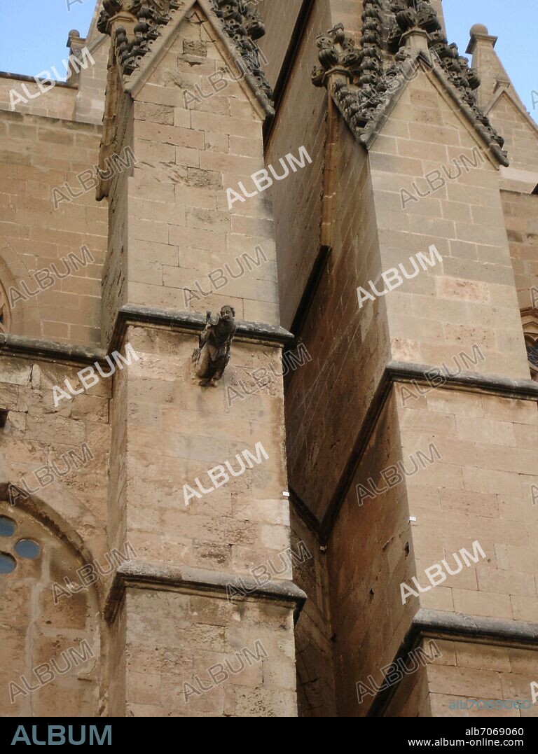 GARGOLA EN UN CONTRAFUERTE GOTICO DE LA CATEDRAL DE PALMA DE MALLORCA - SIGLOS XIV Y XV.