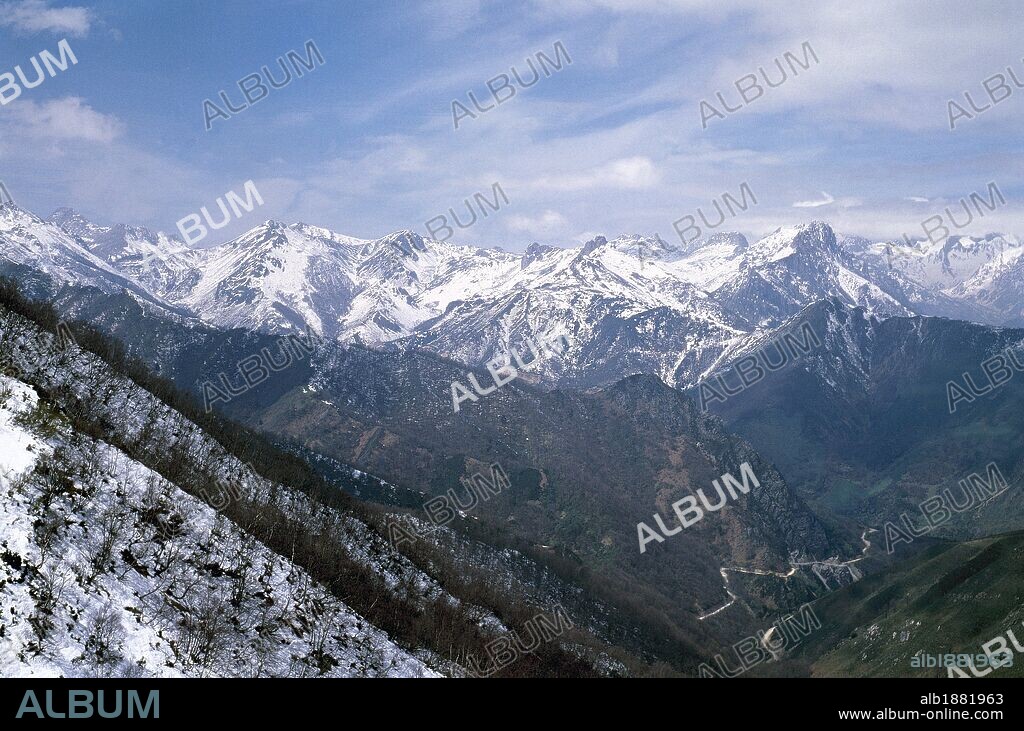 ASTURIAS. Panorámica hacia la CORDILLERA CANTABRICA por su vertiente asturiana. Cadena de cimas nevadas como las de Peña Rueda, Brañavalera y Campomanes entre otros. Valles del curso de los ríos Pajares y Bernesga. España.