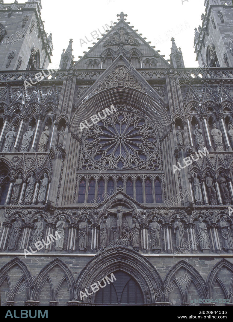 ROSETON DE LA FACHADA OESTE - S XI Y XII - CATEDRAL GOTICA RESTAURADA EN EL S XX - FOTO AÑOS 00.