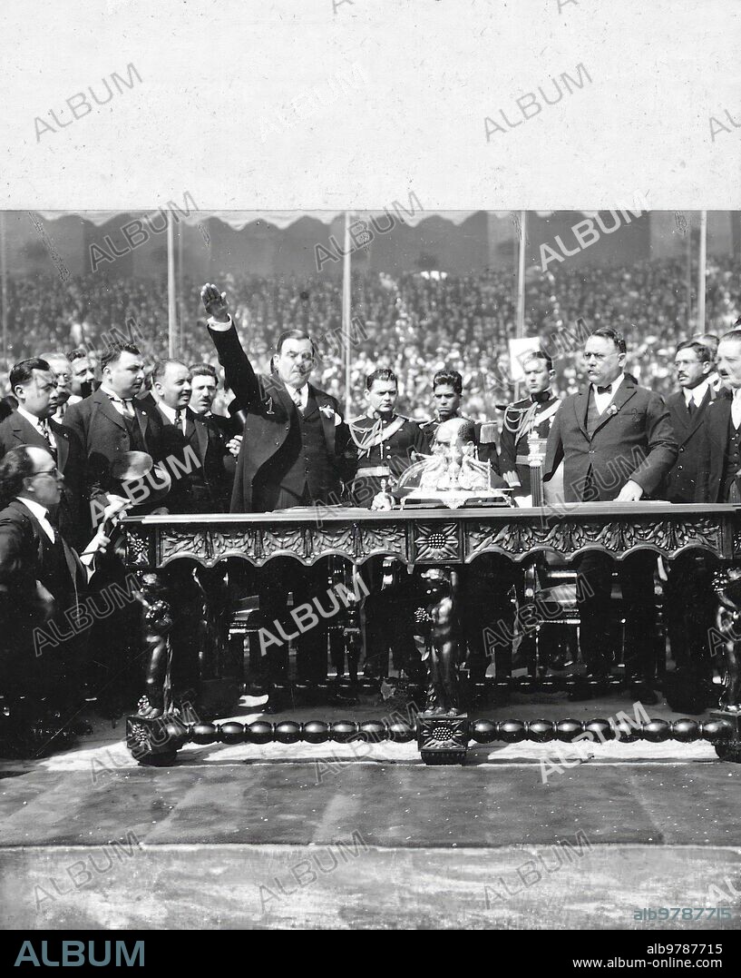 November 29, 1924. The new President of Mexico, Plutarco Elias Calles, takes the oath of fidelity to the nation.