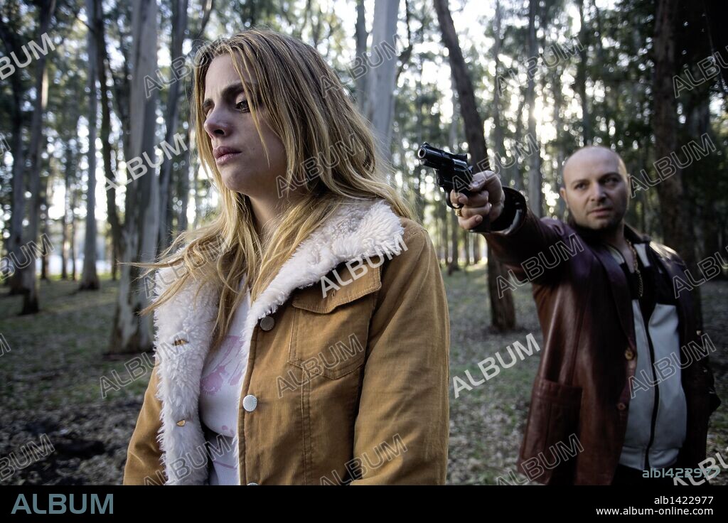 MACARENA GOMEZ y VICENTE ROMERO en CARNE DE NEON, 2010, dirigida por PACO CABEZAS. Copyright OBERON CINEMATOGRAFICA.