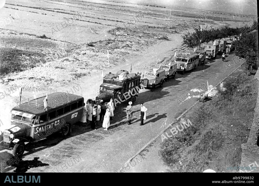 Bujaraloz (Zaragoza), 15/08/1936. Guerra Civil: La columna sanitaria que trabajaba para los republicanos, a su paso por Bujaraloz, en el frente de Zaragoza.