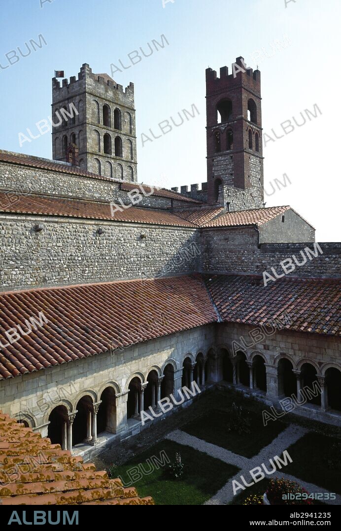 ARTE ROMANICO. FRANCIA. IGLESIA DE ELNA (siglo XI). Antigua catedral dedicada a Santa Eulalia, comenzada en el año 1042. Panorámica del CLAUSTRO (siglo XII), realizado en estilo románico y continuado durante el periodo gótico (siglo XIV). Rosellón.