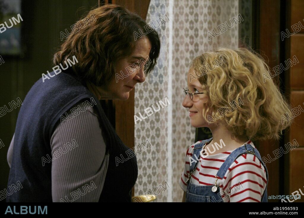 GARANCE LE GUILLERMIC et JOSIANE BALASKO dans LE HERISSON, 2009, réalisé par MONA ACHACHE. Copyright LES FILMS DES TOURNELLES.