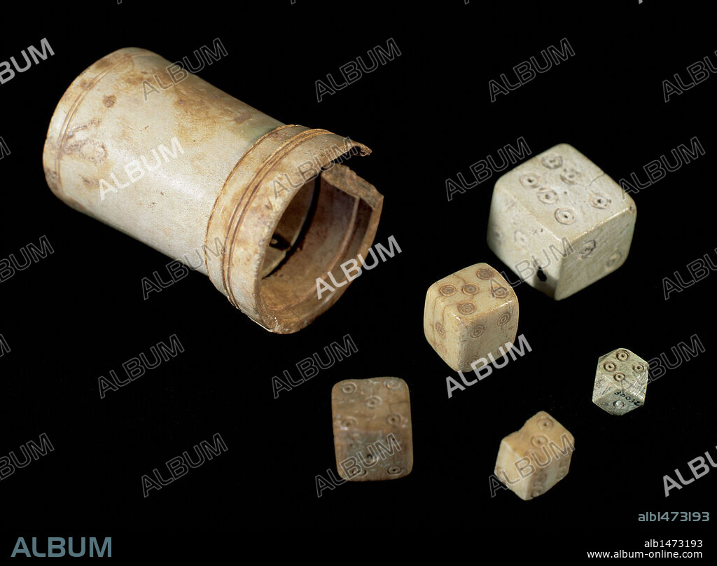 ARTE ROMANO. ESPAÑA. CUBILETE Y DADOS DE HUESO destinados a distintos juegos de mesa. Museo Nacional de Arte Romano. Mérida. Provincia de Badajoz. Extremadura.