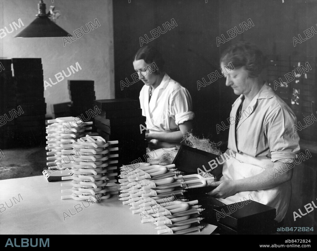 STOCKHOLM omkring 1930.. Två kvinnor arbetar med ljusstöpning i Liljeholmens Stearinfabrik.. Foto: Text & Bilder / SVT / Kod: 5600. Mapp: Ljustillverkning (Se även Julbilder: Förberedelser på Skansen o. i hemmet) 1804. Fabriker Stearinljus Grenljus.