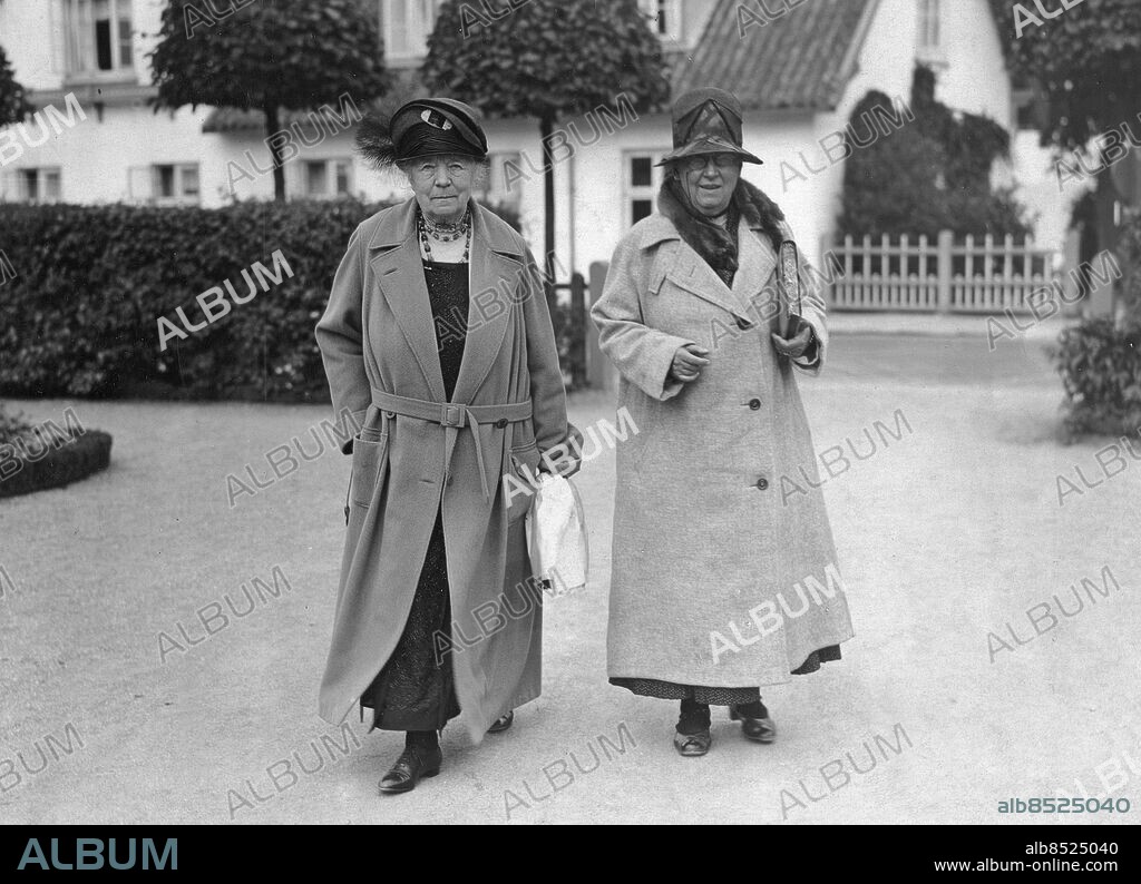 Swedish author Selma Lagerlof and Miss Valborg Olander Skodsborg at Skodsborgs baths near Copenhagen.. ***. Författarinnan Selma Lagerlöf har efter en svår sjukdom genomgått en månads kur på Skodsborgs badanstalt nära Köpenhamn.. Vår bild visar: Selma Lagerlöf och fröken Valborg Olander i Skodsborg på väg till stranden.. Foto: Hvar 8 Dag / SCANPIX kod 194.