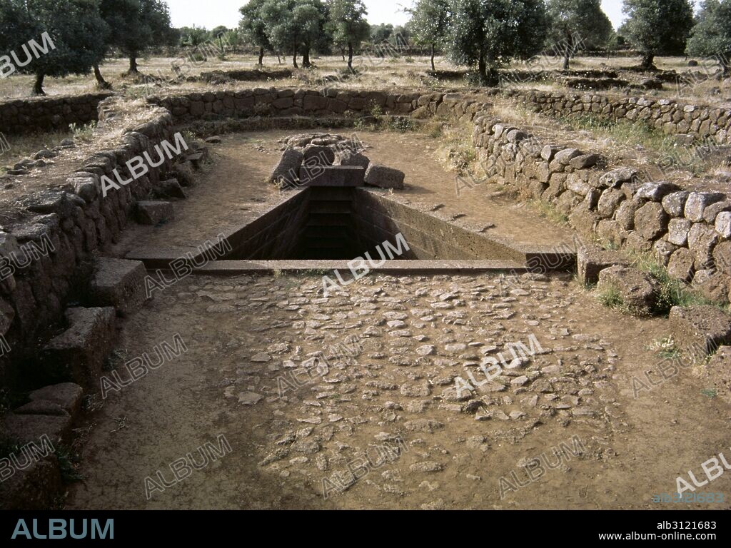 PREHISTORIA. CULTURA NURAGICA. EDAD DEL BRONCE. ITALIA. POZO DE SANTA CRISTINA. Pozo sacro nurágico construído en basalto. Fechado aproximadamente en el 800 a. C. Vista general. PAULILATINO. Cerdeña.