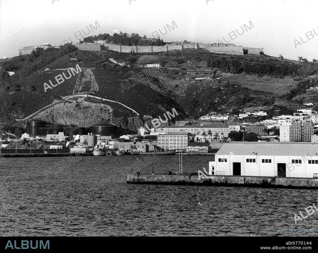 Julio 1982. Entrada A la bahía de Ceuta. Al Fondo, la prisión militar de monte hacho.
