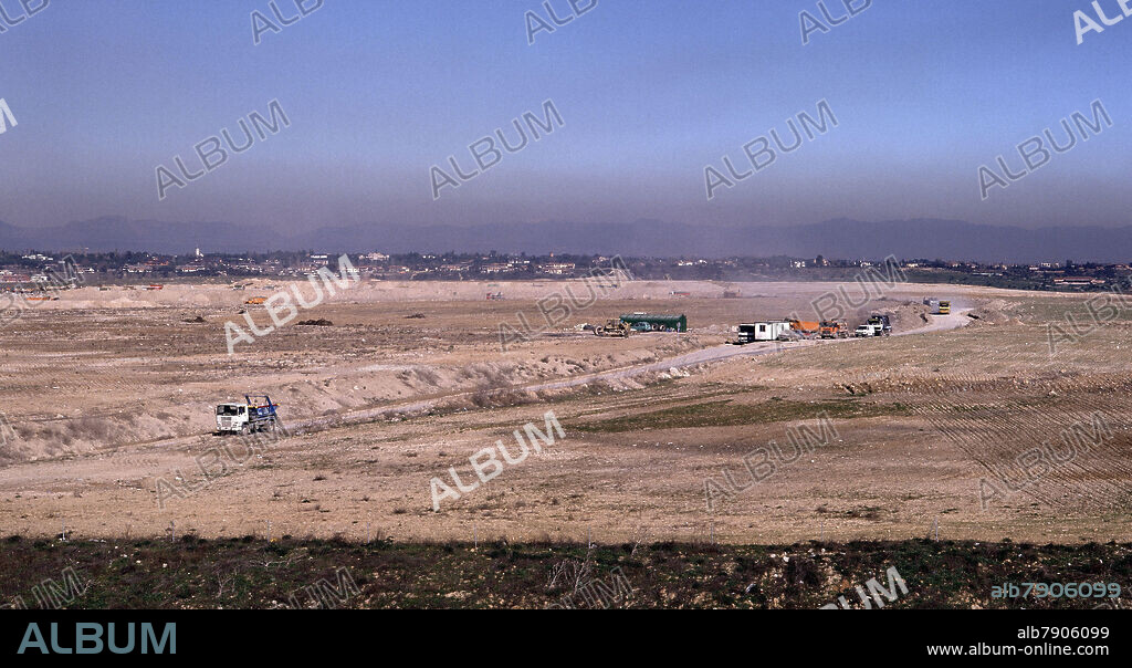 VERTEDERO DE CONSTRUCCION "LAS CARCAVAS" HOY PARQUE FELIPE VI O PARQUE FORESTAL DE VALDEBEBAS - FOTO AÑOS 90.