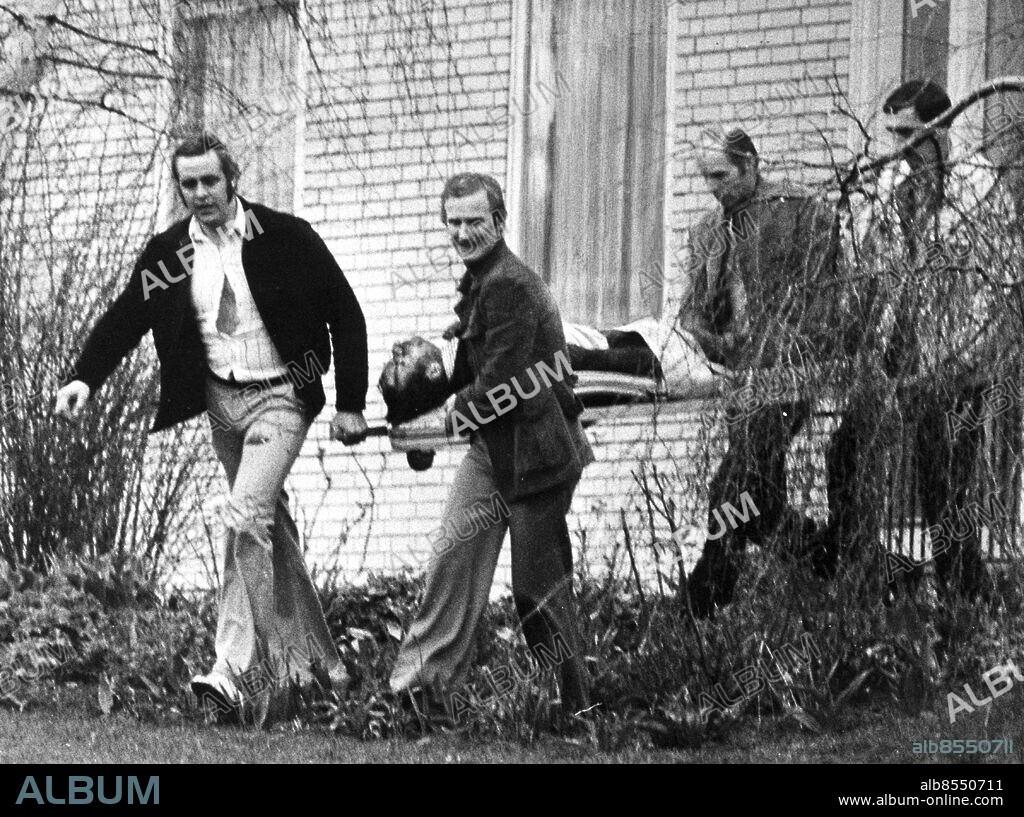 ARKIV - 1975 . Poliser bär ut den skjutne militärattachen Andreas von Mirbach . Foto: TT Kod: 190 . COPYRIGHT SCANPIX SWEDEN . The West German military attache Andrea von Mirbach is taken out on a stretcher from the blown out West German embassy buildning.