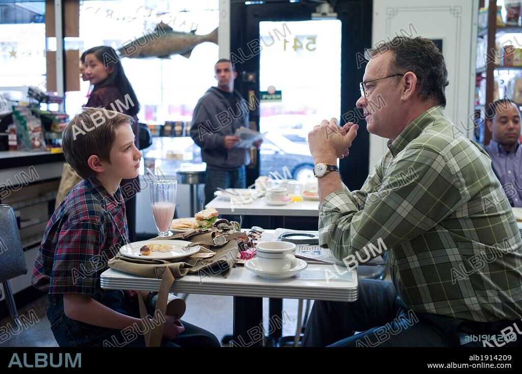 THOMAS HORN and TOM HANKS in EXTREMELY LOUD AND INCREDIBLY CLOSE, 2011, directed by STEPHEN DALDRY. Copyright PARAMOUNT PICTURES.