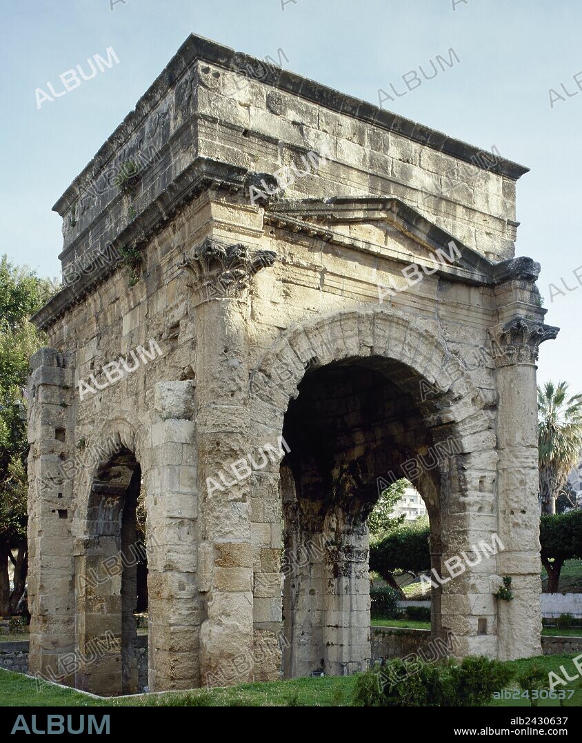 ARTE ROMANO. SIRIA. PORTICO ROMANO o TETRAPORTICUS de cuatro arcos. Construído hacia finales del siglo II. LATAKIA.