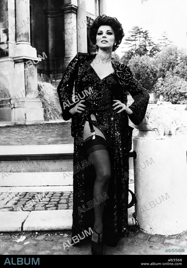 SEX WITH A SMILE, 1976 (40 GRADI ALL'OMBRA DEL LENZUOLO), directed by SERGIO MARTINO. Copyright MEDUSA PRODUZIONE.
