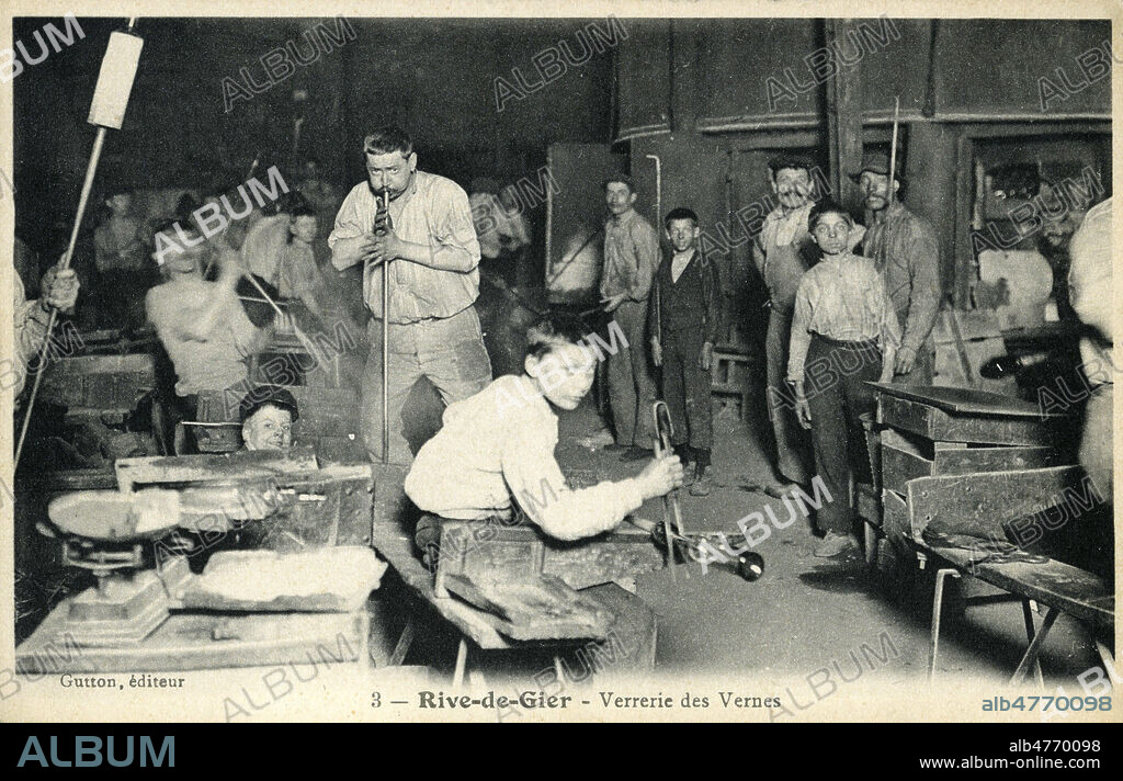 'Rive-de-Gier : verrerie des Vernes'. Photographie anonyme pour une carte postale vers 1910. Credit : Collection IM/KHARBINE-TAPABOR.