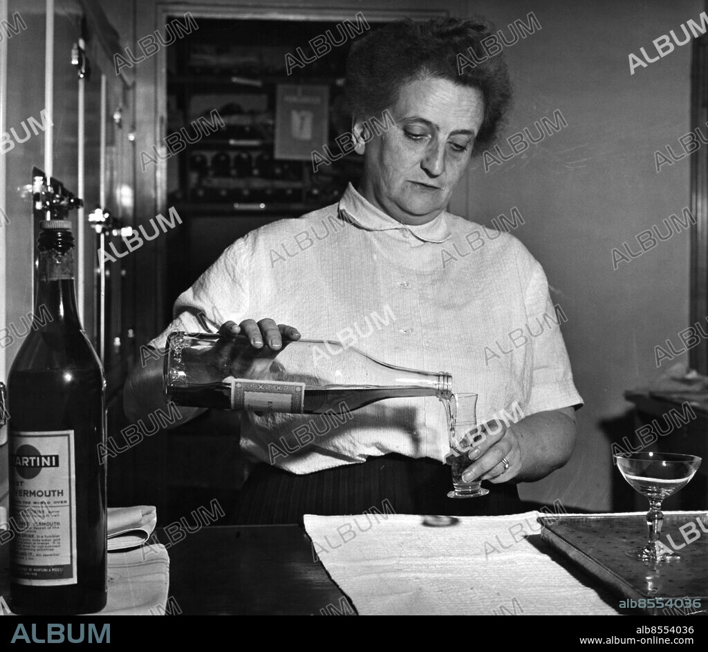 Servering av alkohol sprit på restaurang Tunneln i Malmö okt 1955. Servitrisen Maja Boström häller upp sprit.. Foto: Jan Dahlander / Sydsvenskan / IBL Bildbyrå.