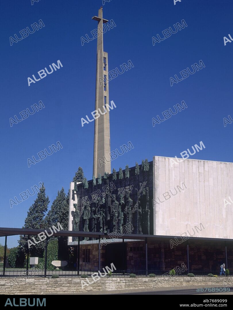 FRAY COELLO DE PORTUGAL (1926-2013). SANTUARIO DE LA VIRGEN DEL CAMINO CON ESTATUAS DE BRONCE DE LA VIRGEN Y LOS APOSTOLES REALIZADAS POR JOSE MARIA SUBIRACHS- 1961.