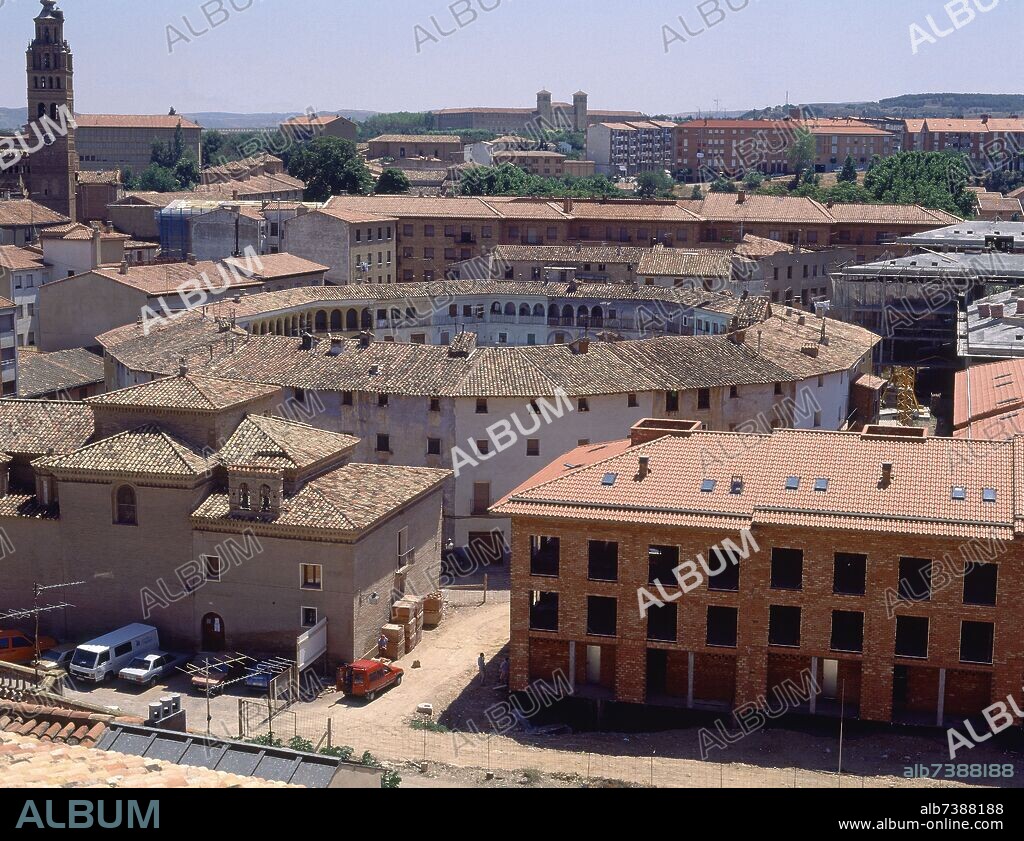 PLAZA DE TOROS DE TARAZONA DE PLANTA OCTOGONAL RODEADA DE VIVIENDAS - CONSTRUIDA ENTRE 1792/1797 - FOTO AÑOS 90.