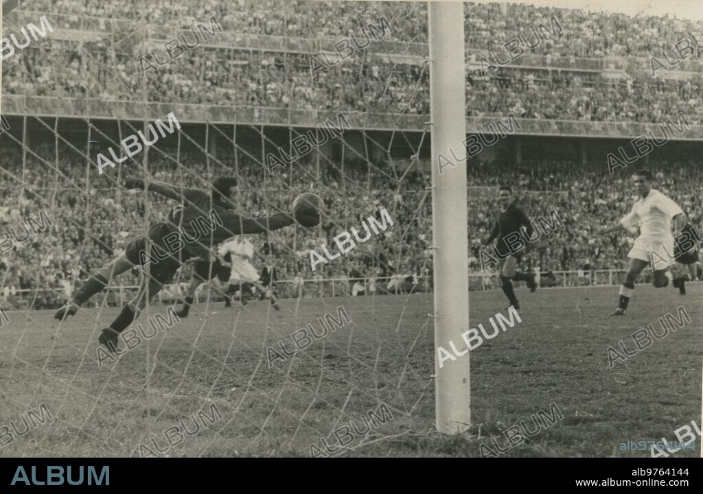 19 agosto 1949. El Barcelona, campeón de liga en la temporada Anterior, Sufrió el domingo en el estadio de Chamartín una derrota al perder frente al Realmadrid, por seis goles A Uno. En nuestra Fotografía, el guardameta Azulgrana, Velasco, no Puede contener un fuerte tiro que Marcó uno de los seis goles del equipo Madridista.