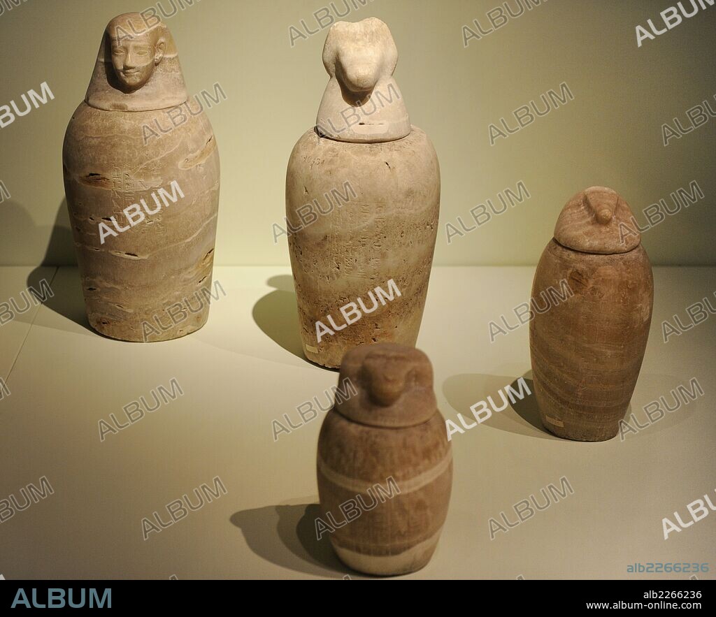 ARTE EGIPCIO. EGIPTO. VASOS CANOPES donde se guardaban las vísceras del difunto. Eran cuatro: AMSET, con cabeza humana, contenía los pulmones. HAPY, con cabeza de papión, contenía los pulmones. KEBEHSENUF, con cabeza de halcón, contenía los intestinos. DUAMUTEF, con cabeza de chacal, contenía es estómago. Museo Arqueológico. Estambul. Turquía.