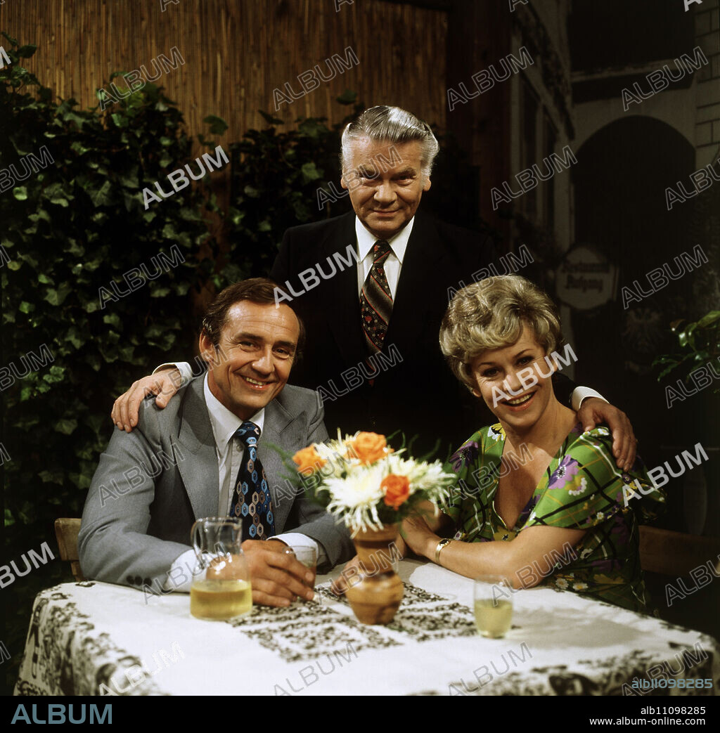 Entertainment show with host HEINZ CONRADS, here with KURT LIEDERER and WALTRAUD HAAS, 1970s. / Headline: GOOD EVENING ON SATURDAY.