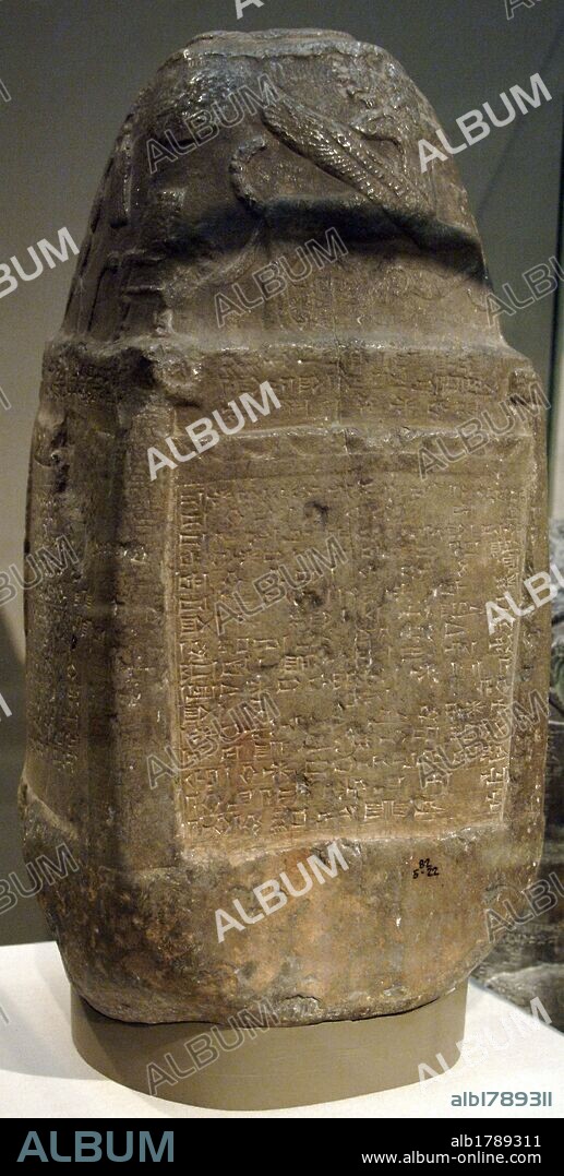 ARTE MESOPOTAMICO. EPOCA CASITA. REINADO DE MELI-SHIPAK, REY DE BABILONIA (1186-1172 a. C.). KUDURRU de piedra donde se describe una DONACION DE TIERRAS DE LABRANZA A UN OFICIAL SENIOR. Procede de Sippar. Museo Británico. Londres. Inglaterra. Reino Unido.
