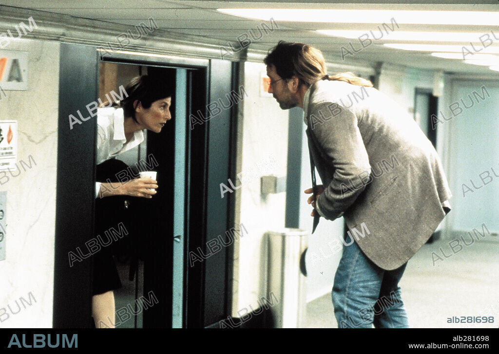 CATHERINE KEENER y JOHN CUSACK en CÓMO SER JOHN MALKOVICH, 1999 (BEING JOHN MALKOVICH), dirigida por SPIKE JONZE. Copyright UNIVERSAL STUDIOS / MOSELEY, MELISSA.