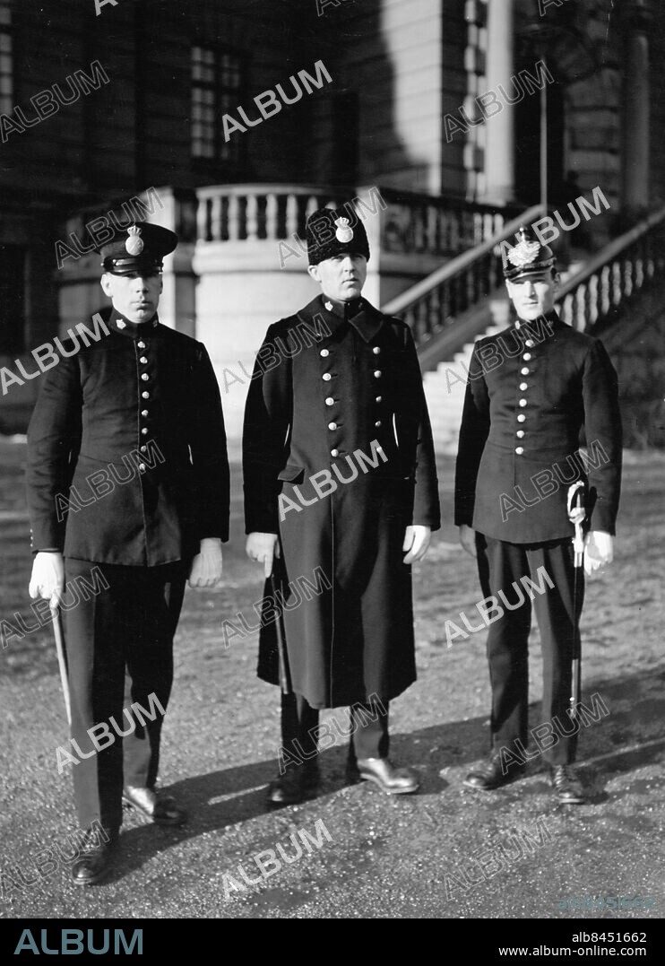 1928.. Utan bildtext. Not. 3 men of ordinary polis 1. Polis in everyday uniform for summar use. 2. Polis uniform for everyday use in winter time. 3. Polis in summer uniform which has been used for many years upp to last fall. (...) it was changed over to polis Nr.1. with cap instead of helmet and the sword exchanged for a rubber batong which the all use now. Only the overconstables uses the sword yet. Anm. Hjälmar Batonger Sablar Trio CD606 sites: SVERIGE.