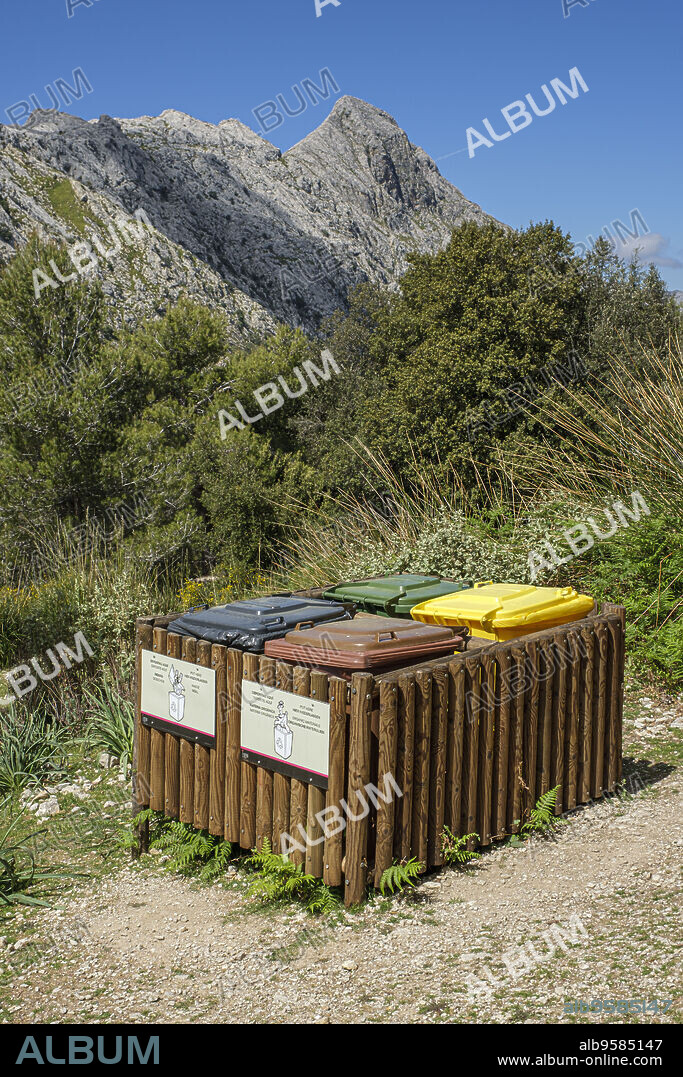contenedores para separacion de basuras, Área Recreativa de Sa Font des Noguer, Escorca, , Mallorca, Balearic Islands, Spain.