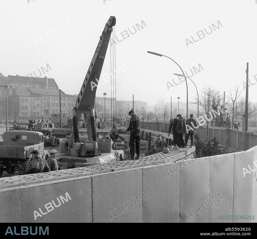 Berlin, 20. November 1961. Mauerbau. Errichtung der Mauer hinter Sichtblenden zwischen Brandenburger Tor und Reichstagsgebäude. Foto.