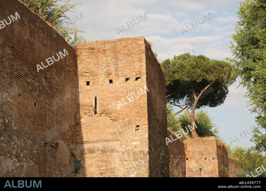 ARTE ROMANO. ITALIA. MURALLA AURELIANA. Vista general de una parte de lienzo de muralla romana, contruida entre 272-277 durante el reinado del emperador Aureliano. Fue edificada para proteger a la ciudad de una posible invasión bárbara. Incluyó toda la nueva zona de la ciudad que tanto creció durante época augustea. Su longitud original era de 19 Km. ROMA.
