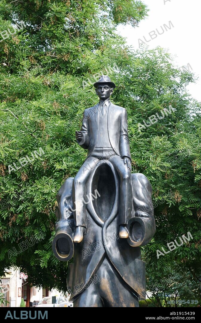 JAROSLAV RÓNA. REPUBLICA CHECA. PRAGA (PRAHA). Escultura realizada por Jaroslav Roná en homenje al escritor FRAZ KAFRA. Representa a una pequeña figura de Kafka sobre los hombros de un hombre sin cabeza, y fue inspirada en uno de los pasajes de su primer cuento "Descripción de una lucha", escrito alrededor de 1903, donde plantea la angustia del hombre frente al absurdo que le rodea. Barrio Josefov (Antiguo Barrio Judio) .